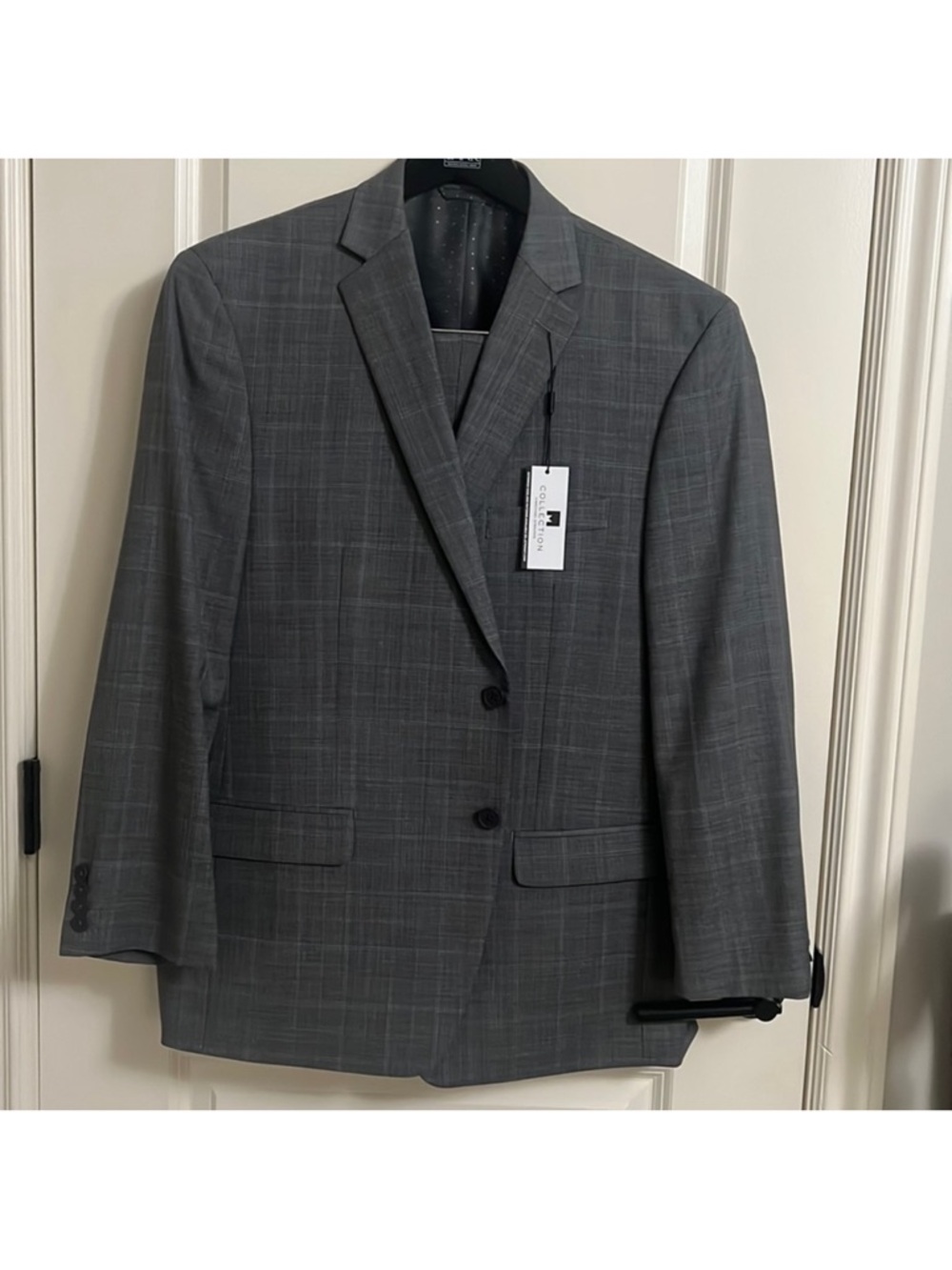 Collection by Michael Strahan men’s suit 44R
Gray ( NWT)